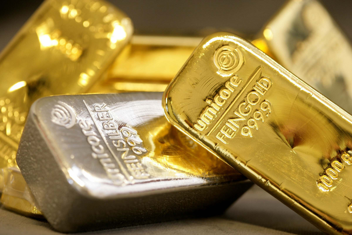 Gold inches lower on steady dollar, with focus on banking risks