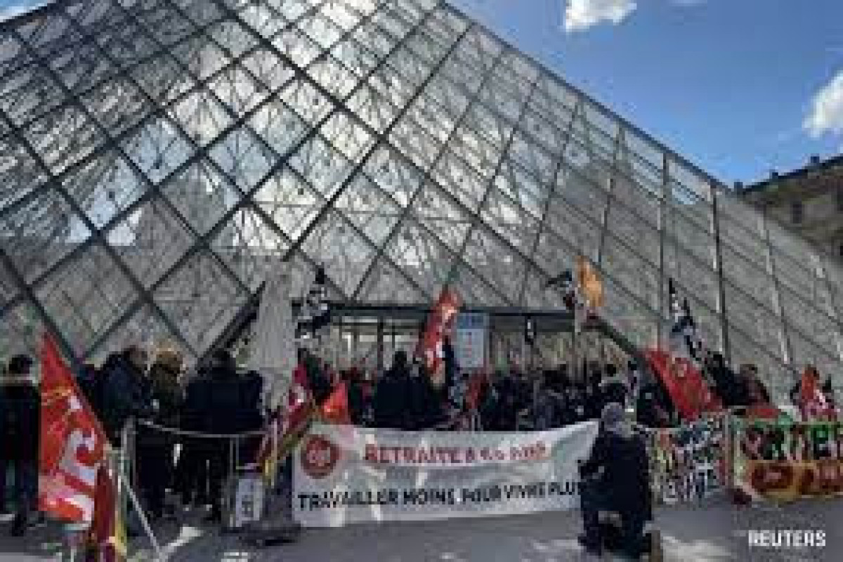 French pension protest blocks entry to Louvre museum