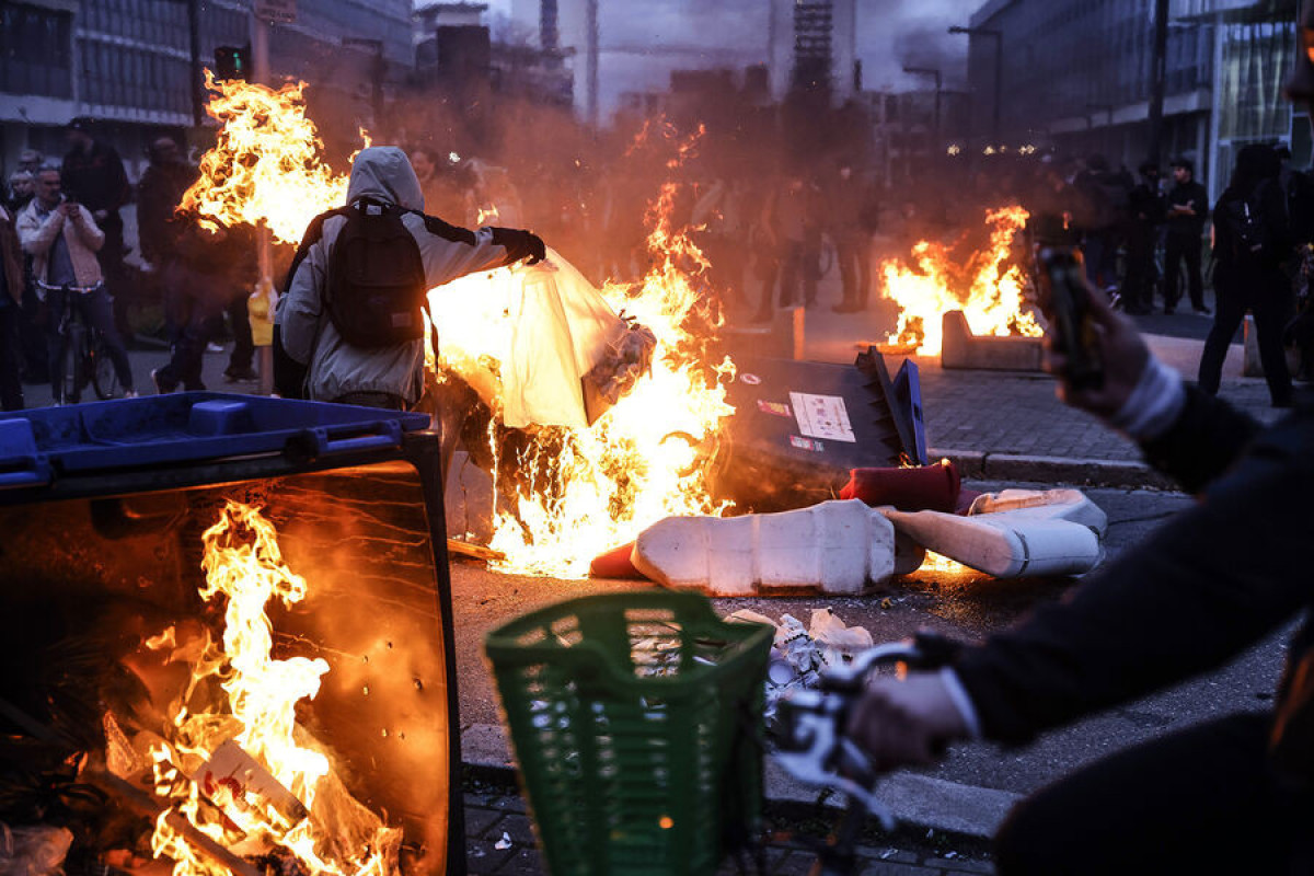 По всей Франции произошли столкновения протестующих с полицией