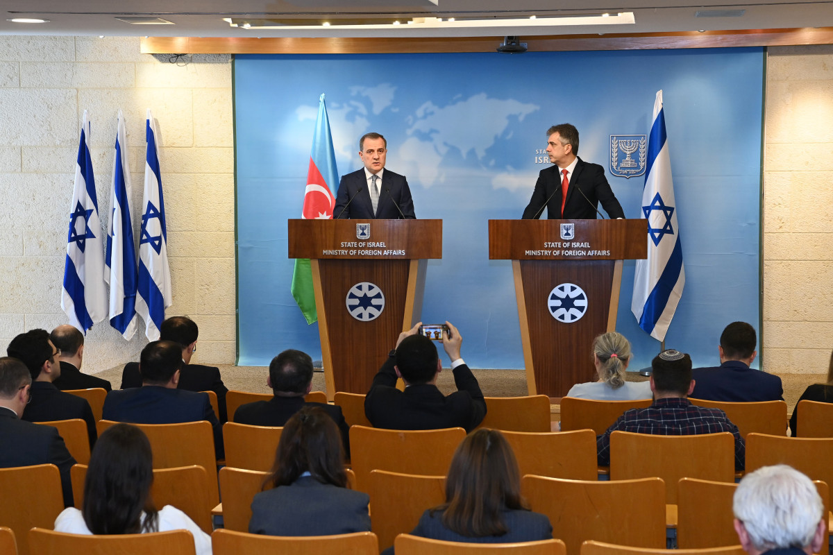 Джейхун Байрамов проинформировал израильского коллегу о мирных инициативах Азербайджана