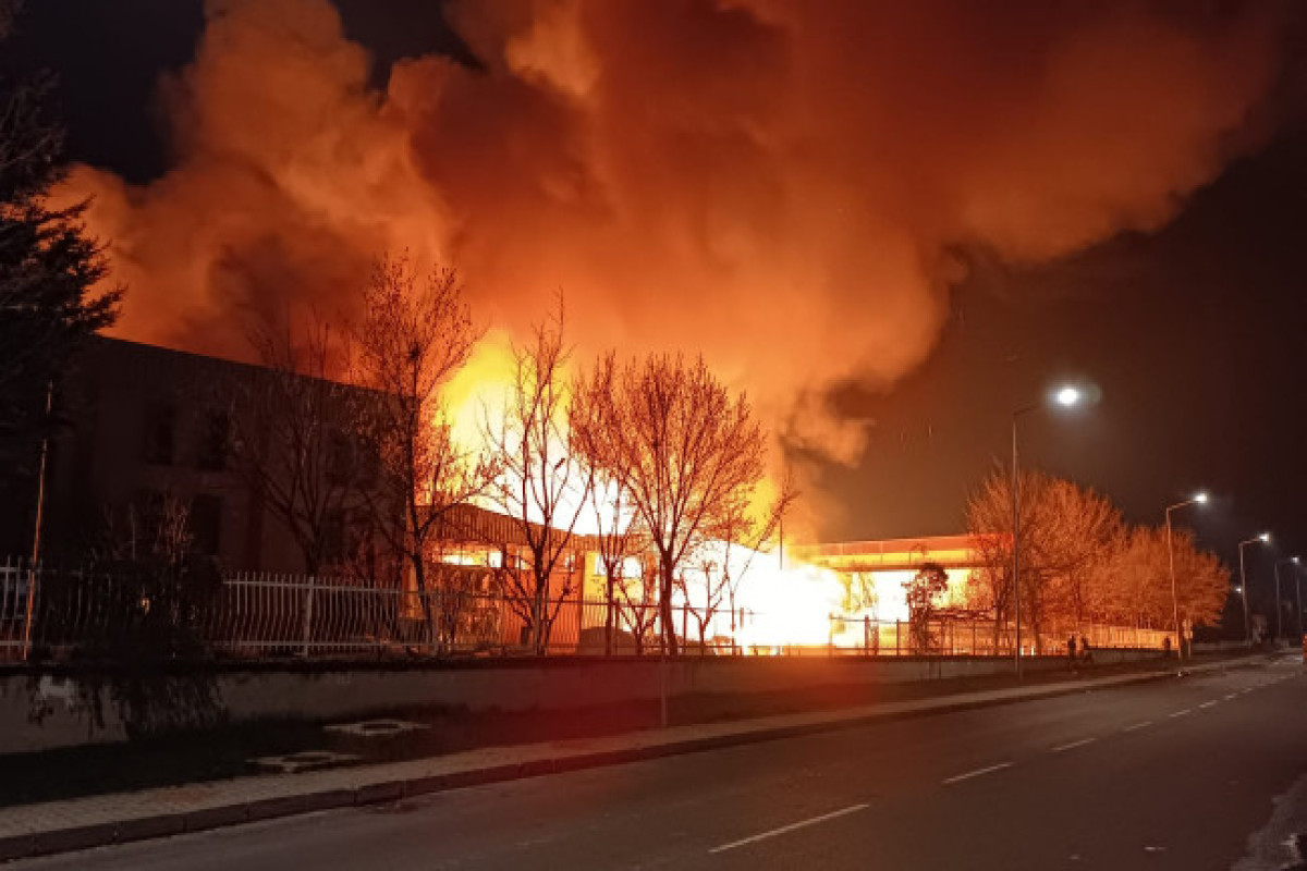 В Турции загорелась парфюмерная фабрика