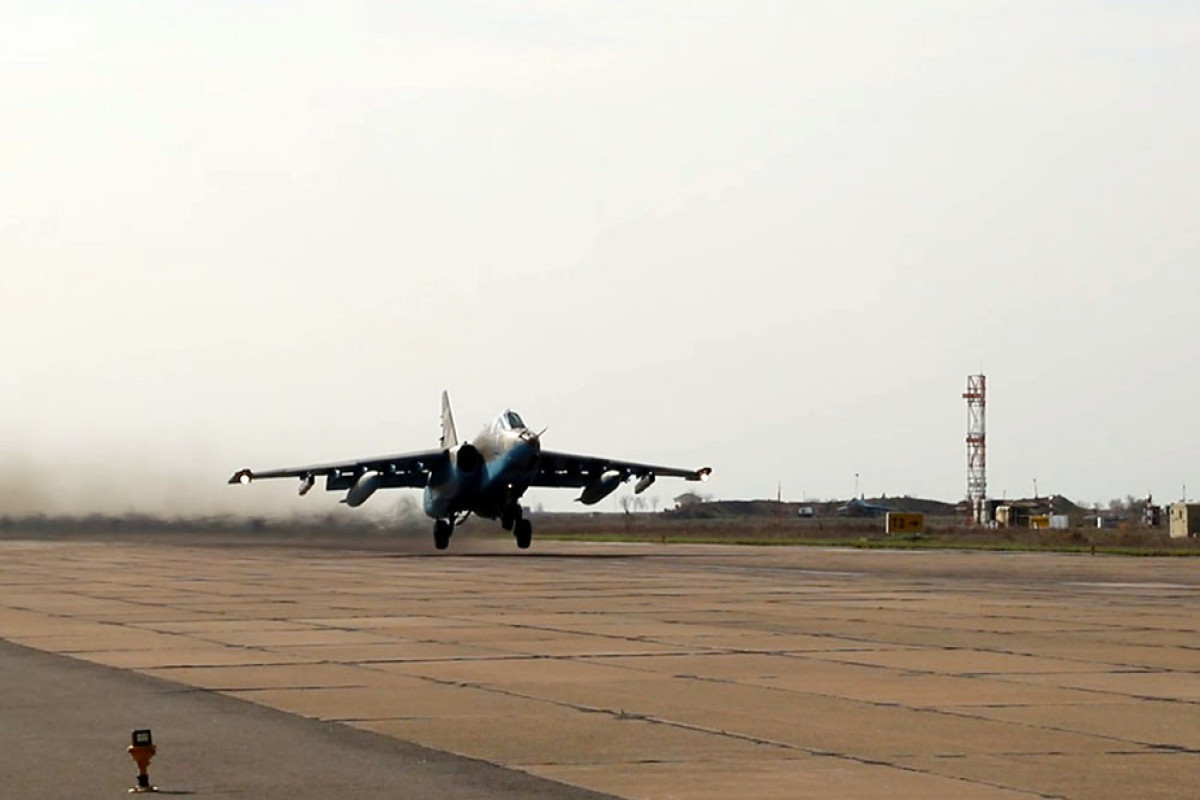 Военные пилоты Азербайджана выполняют учебно-тренировочные полеты-ВИДЕО 