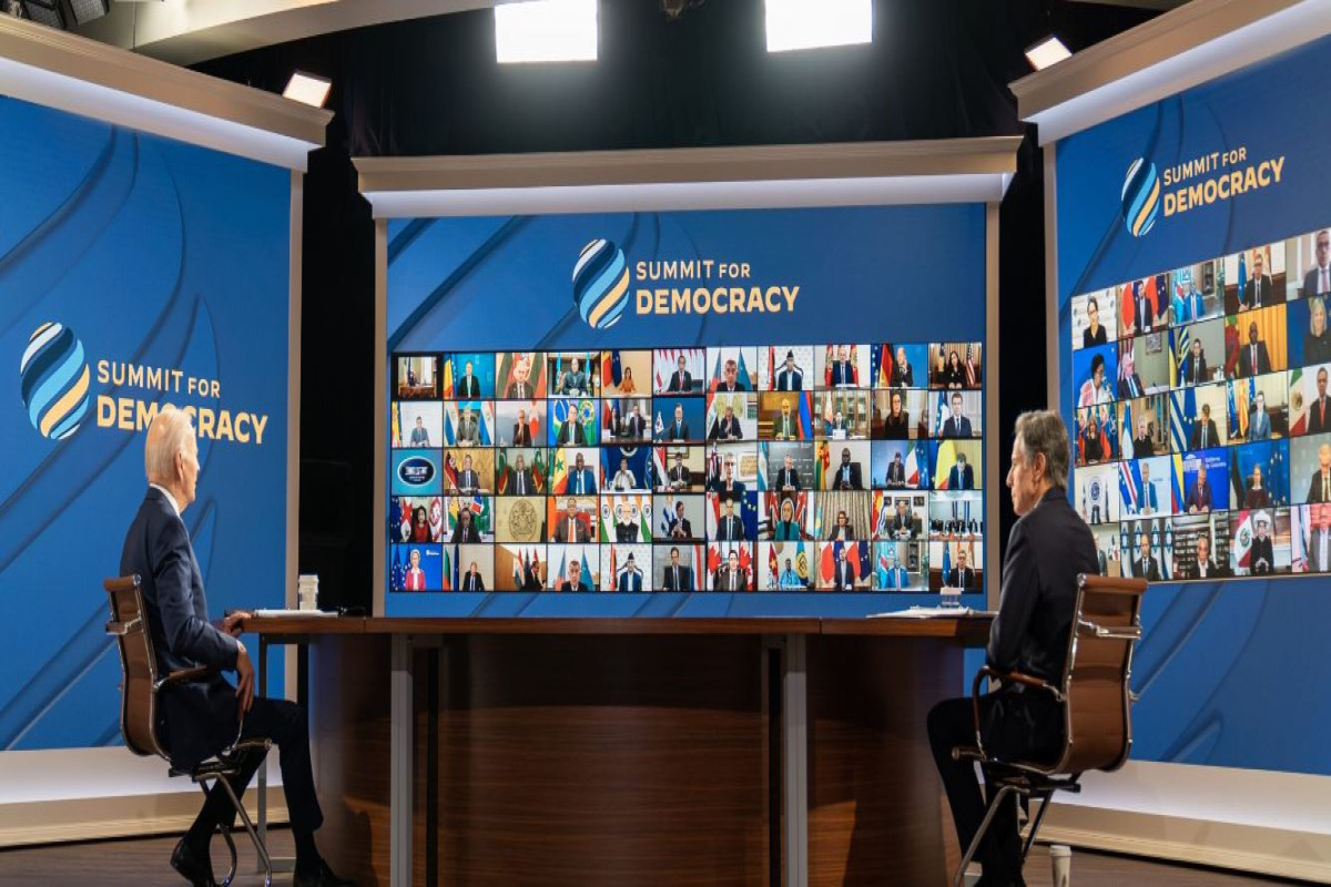 RS: Риторика Вашингтона «демократия против авторитаризма» не соответствует внешней политике США