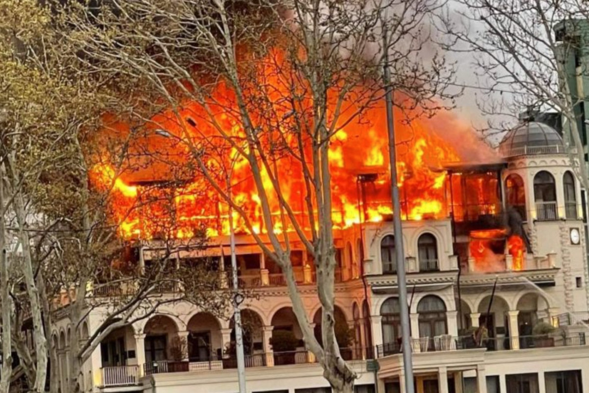 В Тбилиси произошел сильный пожар в отеле