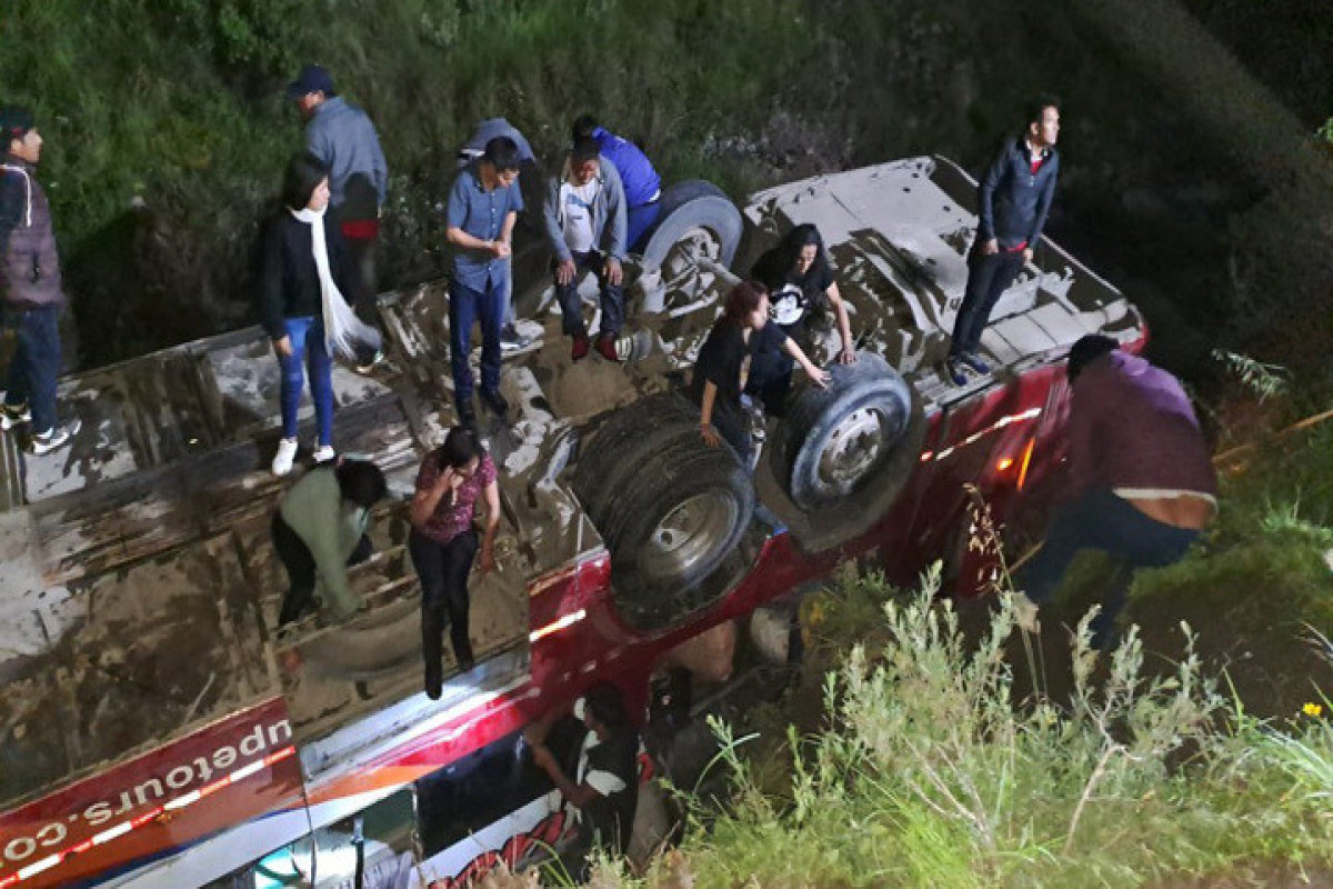 Meksikada avtobus qəzaya uğrayıb, 18 nəfər ölüb