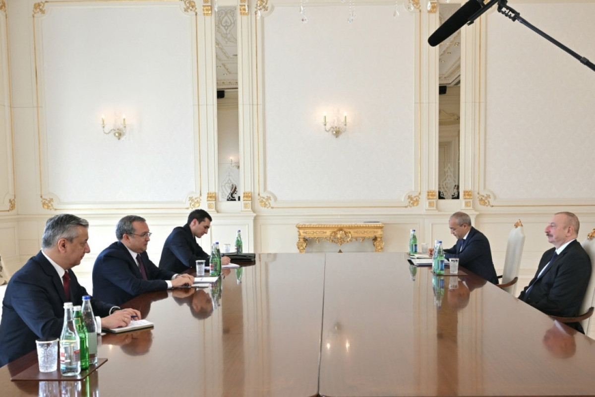 Президент Азербайджана поздравил лидера Узбекистана с успешным проведением референдума