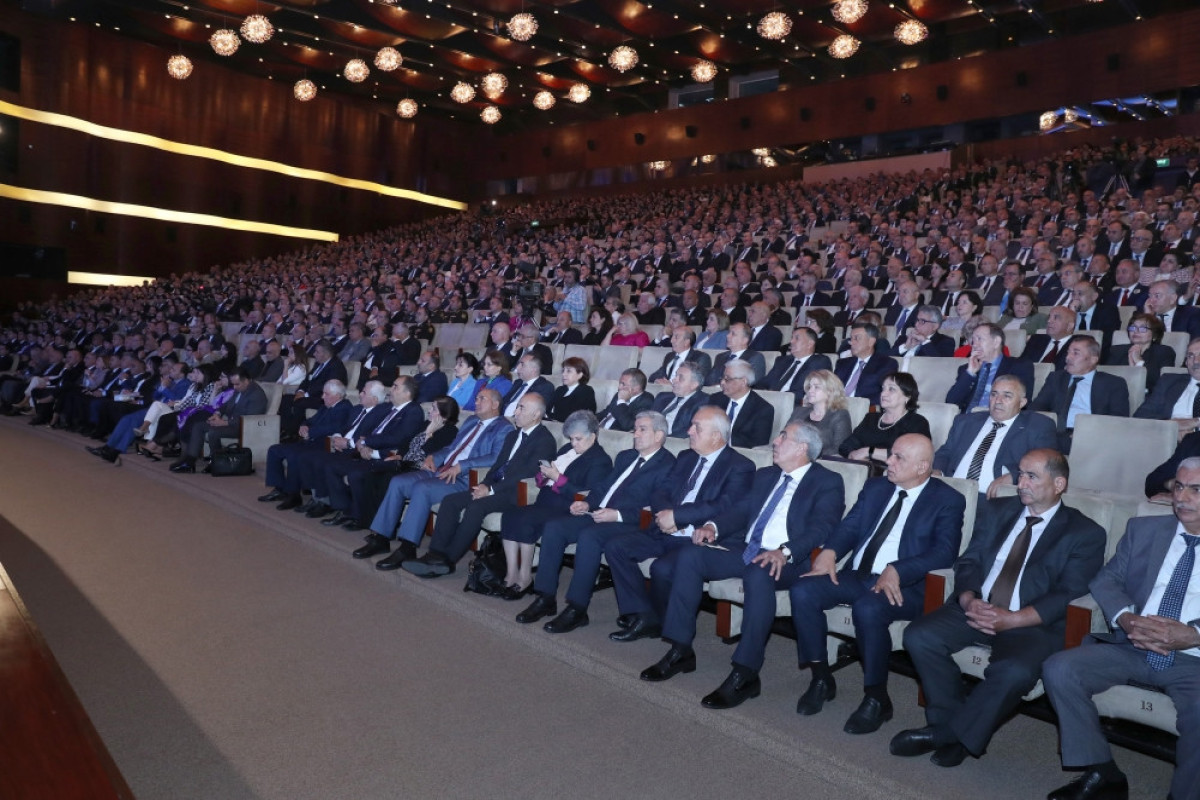 Meeting of specialists educated outside Azerbaijan held dedicated to the 100th anniversary of Heydar Aliyev