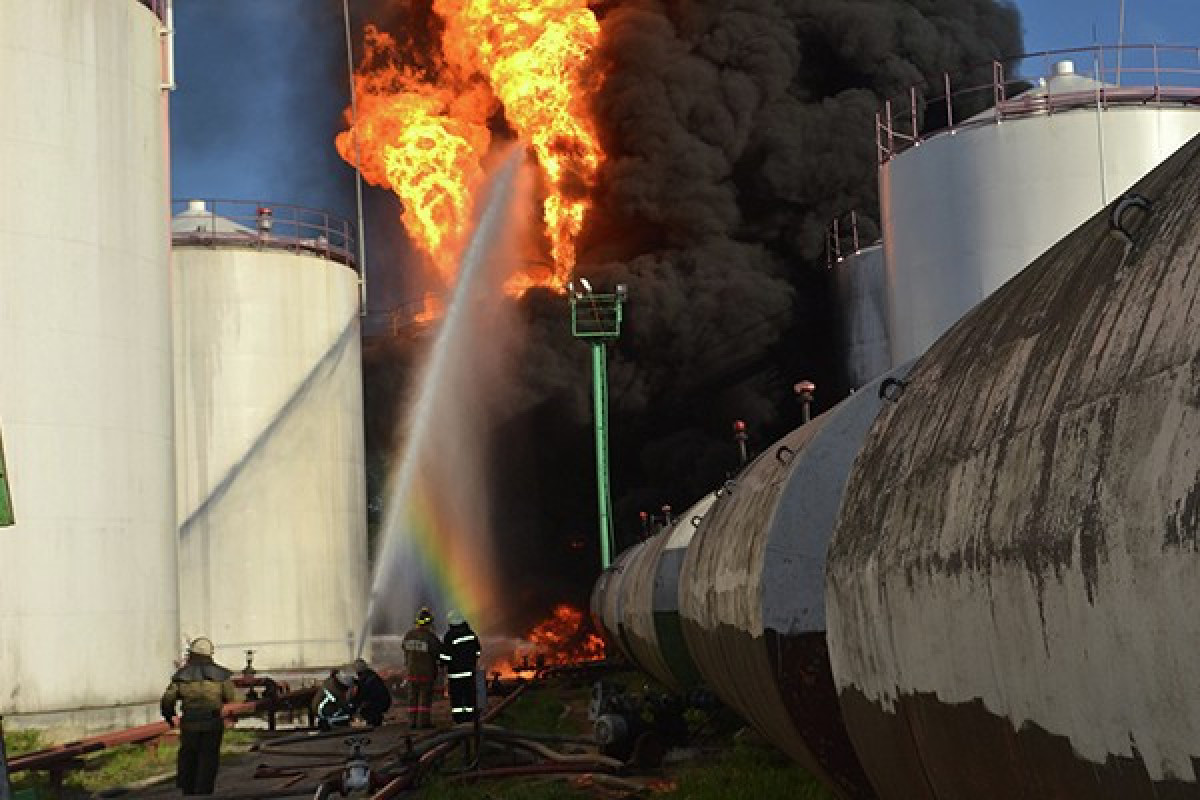 Резервуар с нефтепродуктами на юге РФ загорелся в результате падения БПЛА