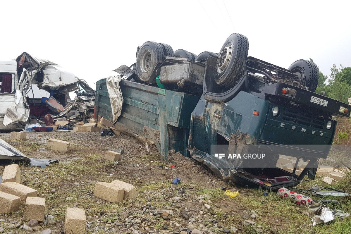 В Азербайджане столкнулись микроавтобус и грузовик,  есть погибшие и пострадавшие - ФОТО-ОБНОВЛЕНО 