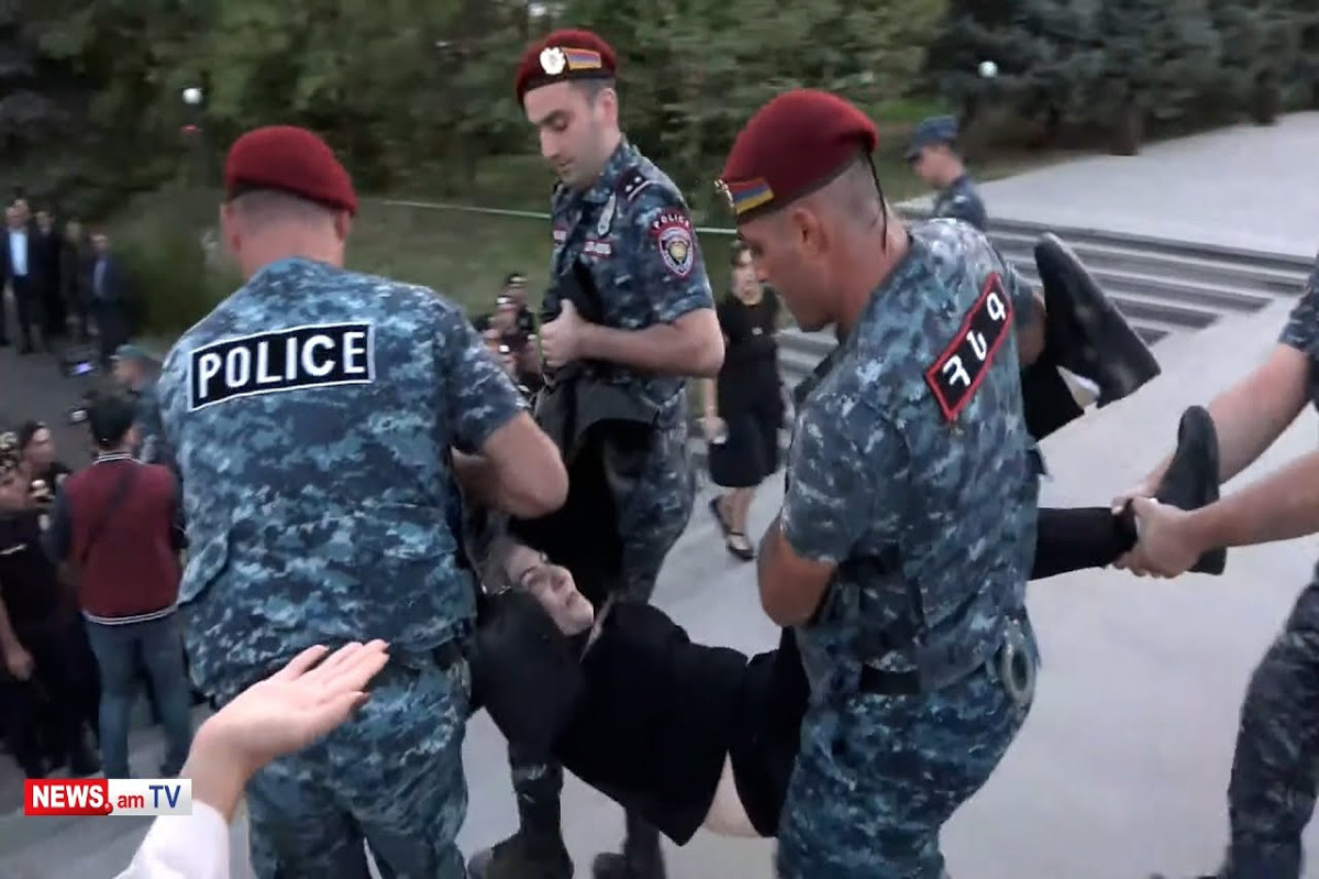 Ölən əsgərlərin yaxınları İrəvanda aksiya keçirir, saxlanılan var