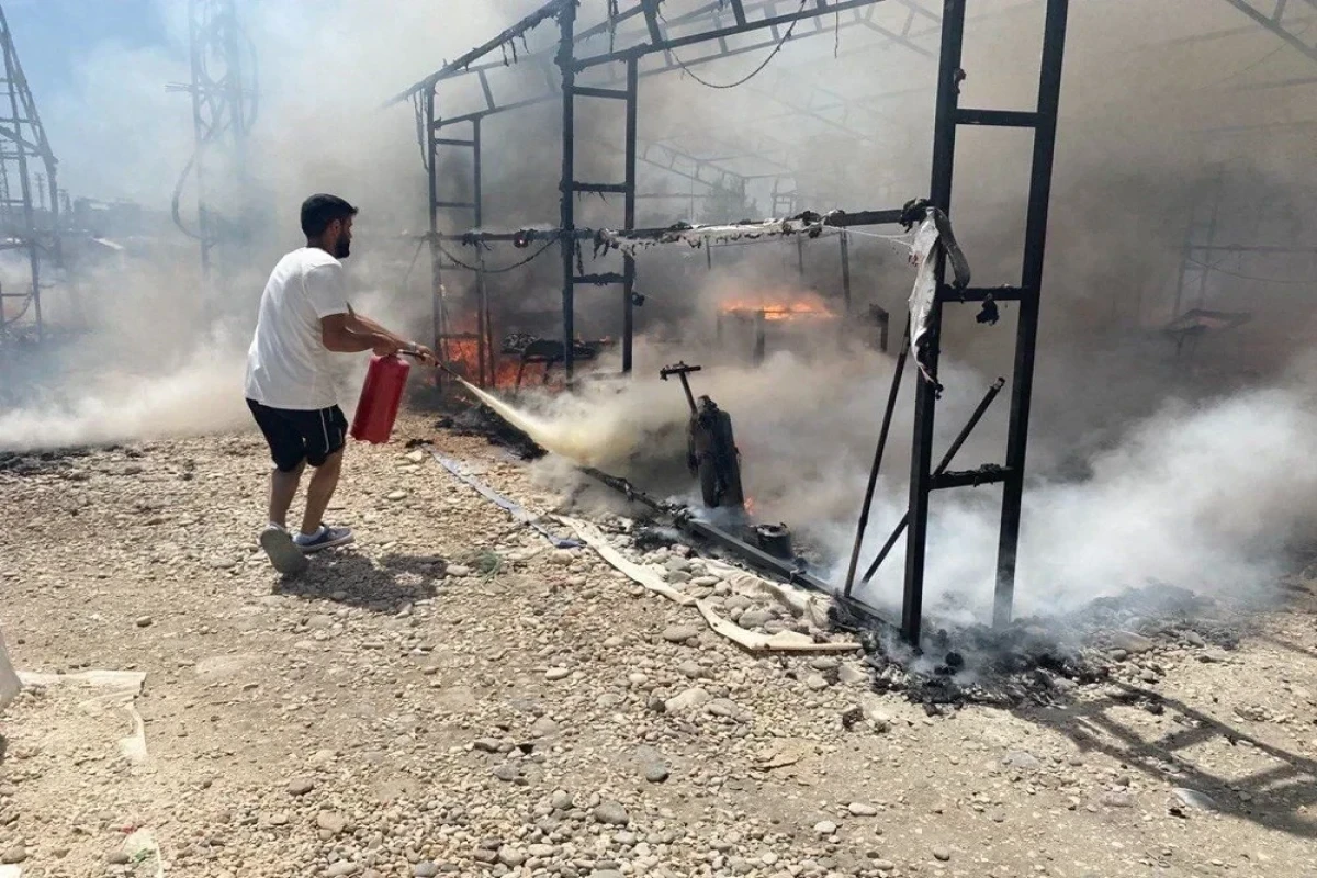 В палаточном городке в зоны землетрясения в Турции произошел пожар - ФОТО 