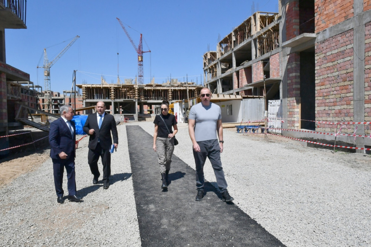 Глава государства ознакомился со строительными работами, проводимыми  в жилом комплексе в Физули