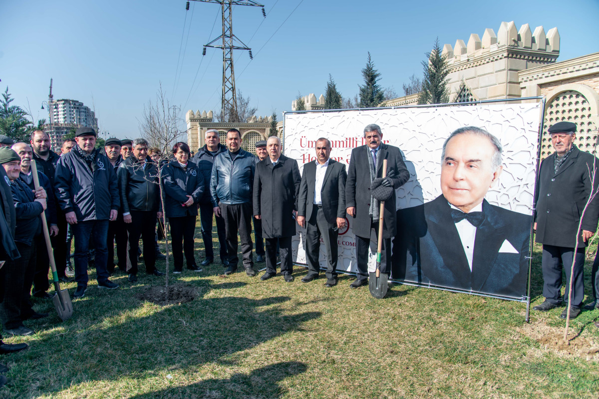 “Baku Steel Company” QSC-nin dəstəyi ilə Ümummilli Liderin 100 illik yubileyinə həsr olunmuş ağacəkmə aksiyaları keçirilib - FOTO 