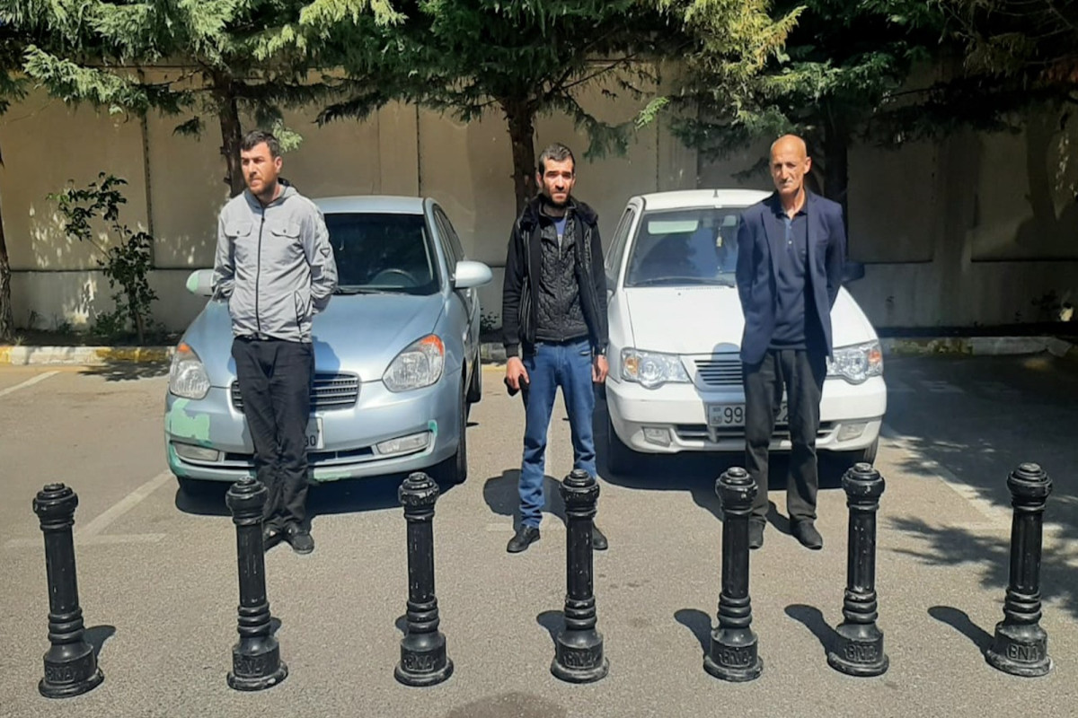Bakıda avtomobillərin parklanmasına qarşı quraşdırılan tumbaları oğurlayan şəxslər tutulub - VİDEO 