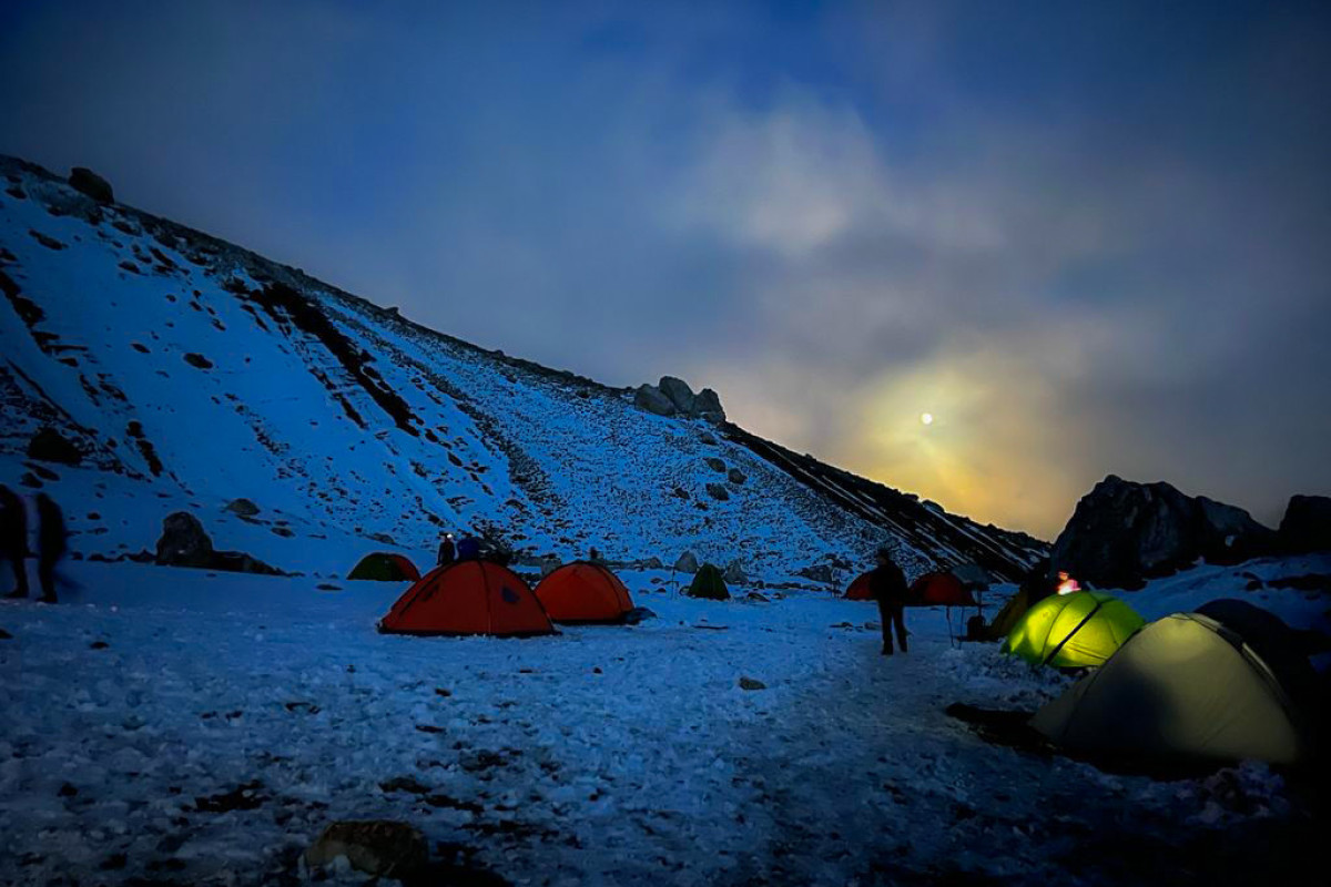 ЗАО «AzerGold» организовало альпиниаду по случаю 100-летнего юбилея Гейдара Алиева