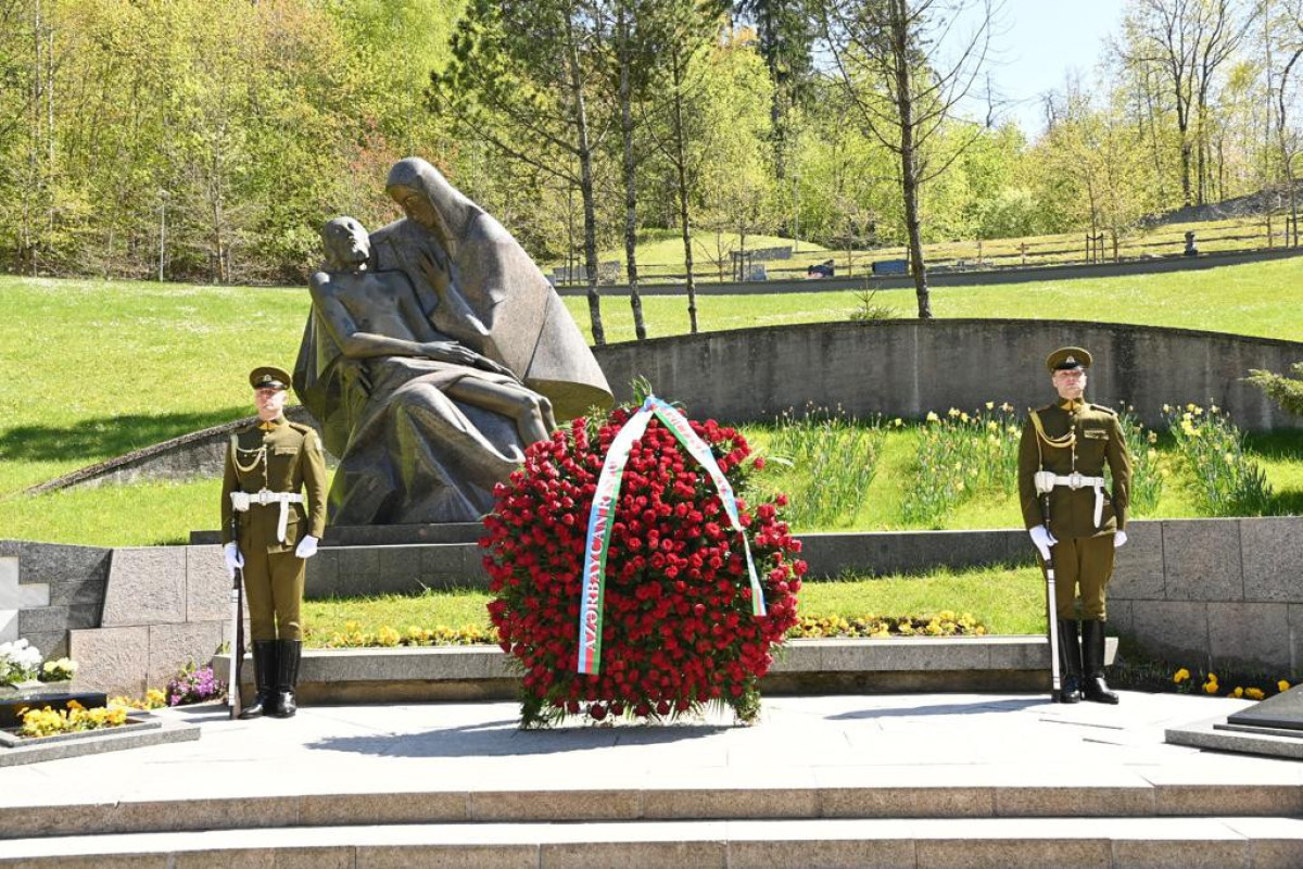 Azerbaijani FM visited monument of those who died for Lithuania's independence