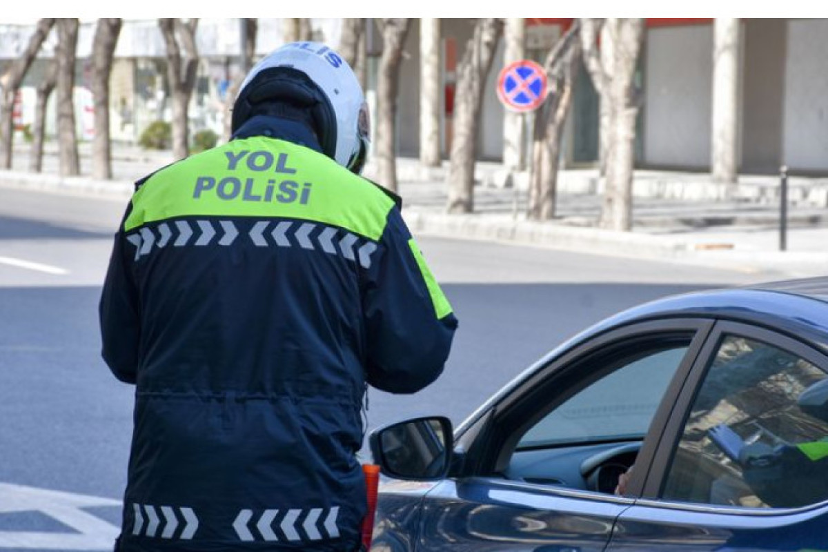 Postda saxlanılan avtomobildəki sərnişin polisi özünü bıçaqlayacağı ilə hədələyib
