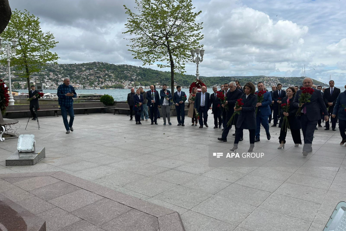İstanbulda Azərbaycanın ümummilli lideri Heydər Əliyevin xatirəsi anılıb - FOTO 