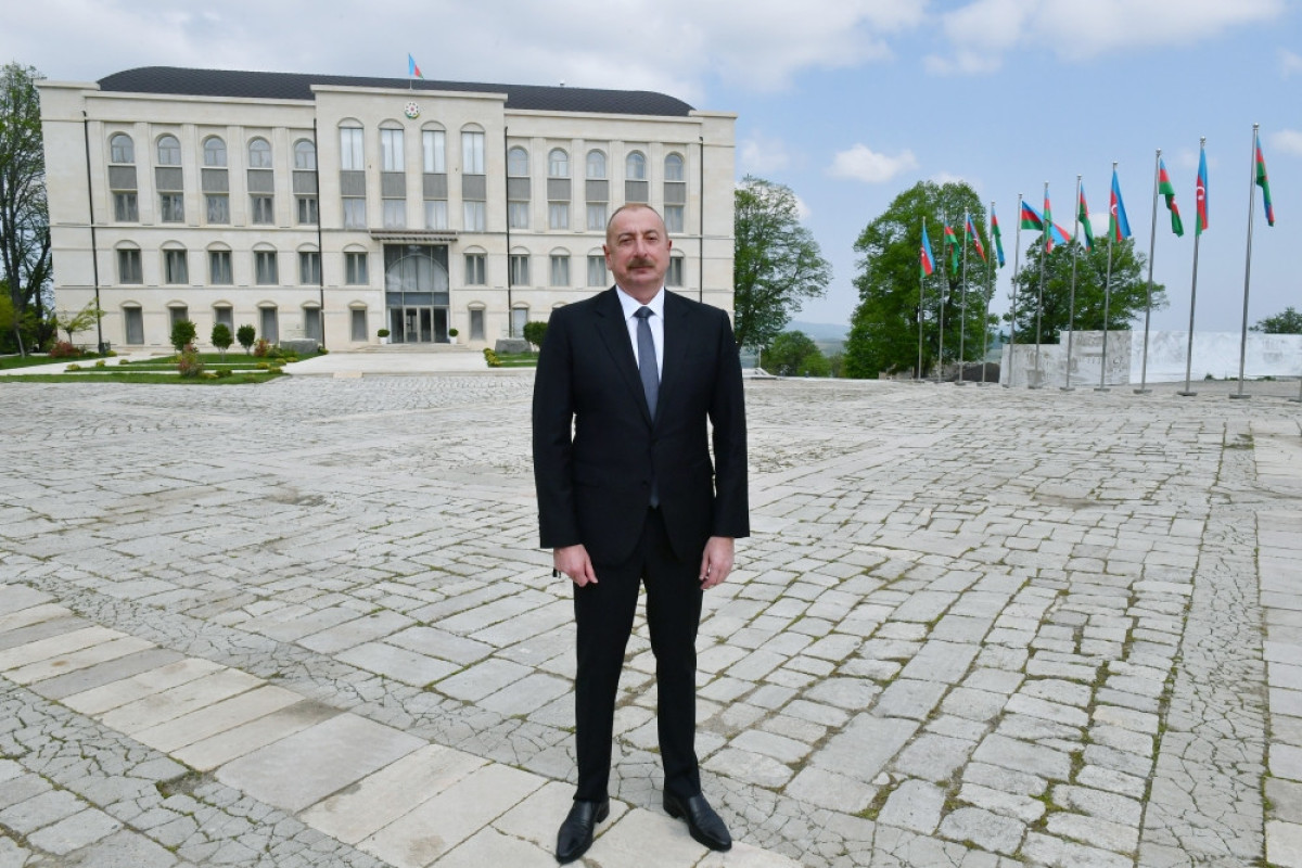 Prezident Şuşada “Heydər Əliyev və Qarabağ” fotosərgisi və Gül Festivalı ilə tanış olub