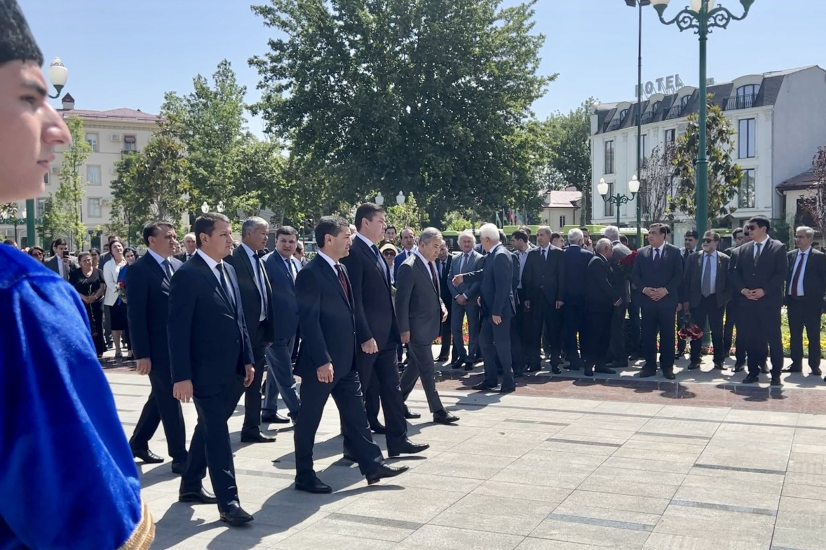 Министр иностранных дел Узбекистана почтил память Гейдара Алиева-ФОТО 