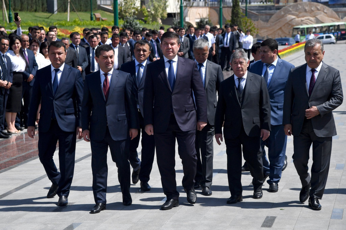 Министр иностранных дел Узбекистана почтил память Гейдара Алиева-ФОТО 