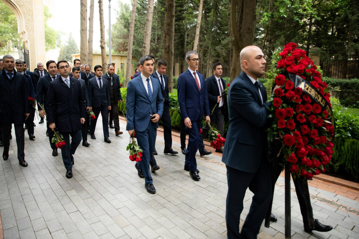 "AzerGold" və törəmə şirkətlərinin kollektivi Heydər Əliyevin məzarını ziyarət edib - FOTO 