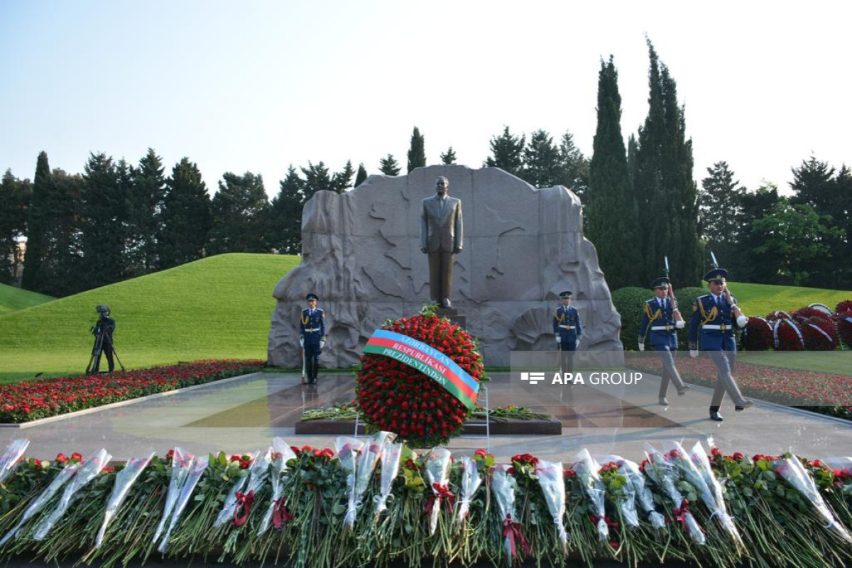По случаю 100-летия общенационального лидера Гейдара Алиева посещена его могила на Аллее почетного захоронения - ФОТО 