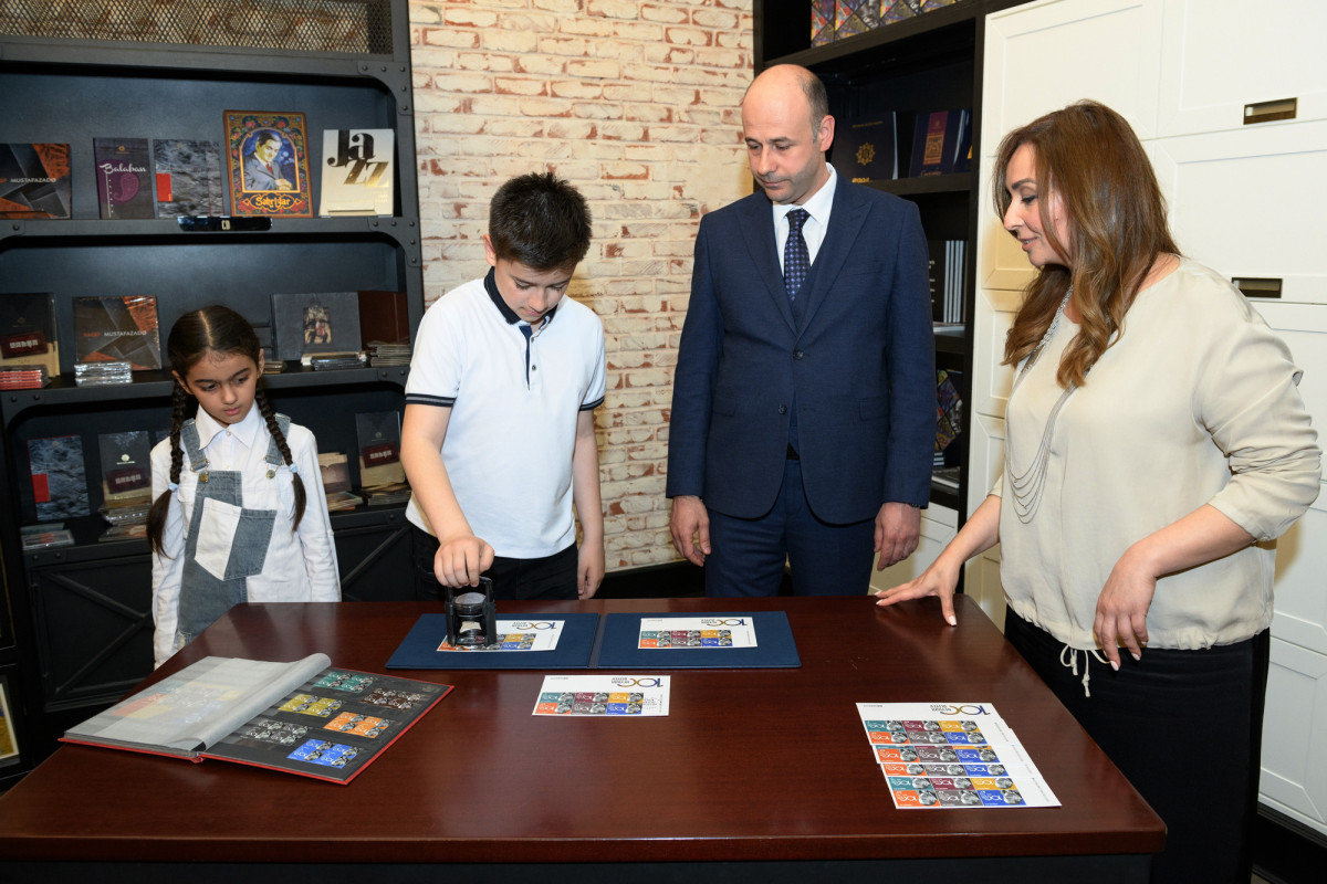 Ulu Öndərin 100 illik yubileyinə həsr olunmuş markanı şəhid övladları möhürləyib
