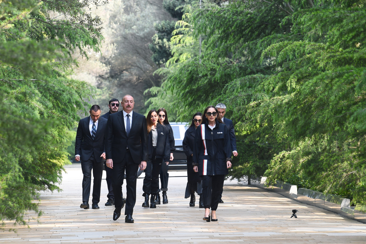Prezident, birinci xanım və ailə üzvləri Ulu Öndər Heydər Əliyevin məzarını ziyarət ediblər