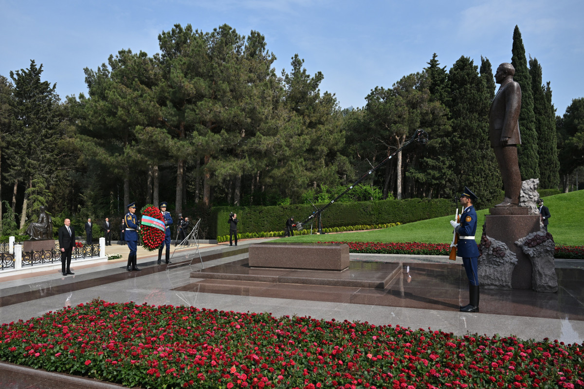 President Ilham Aliyev, First Lady Mehriban Aliyeva and their family members visited tomb of Great Leader Heydar Aliyev in Alley of Honors