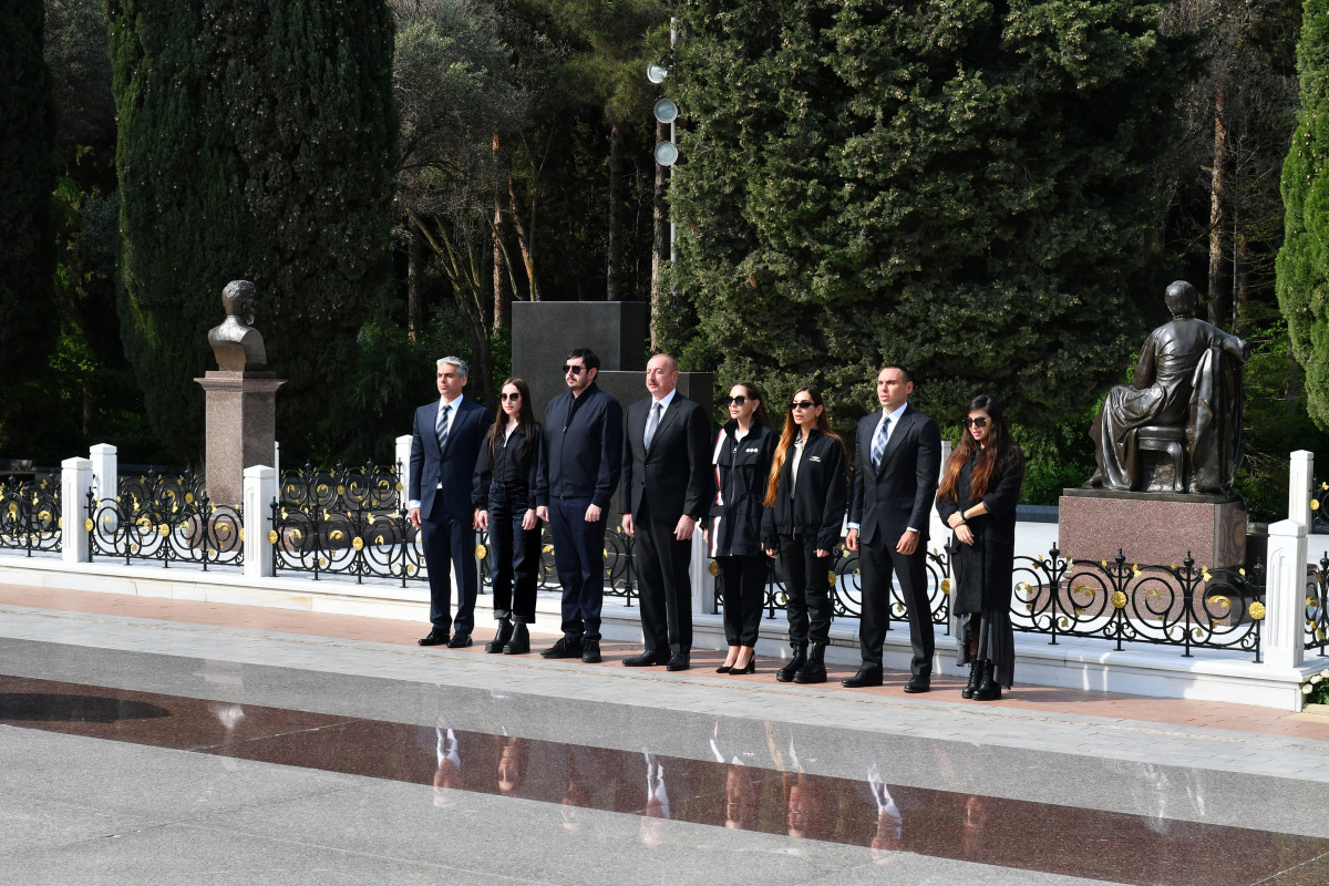 President Ilham Aliyev, First Lady Mehriban Aliyeva and their family members visited tomb of Great Leader Heydar Aliyev in Alley of Honors