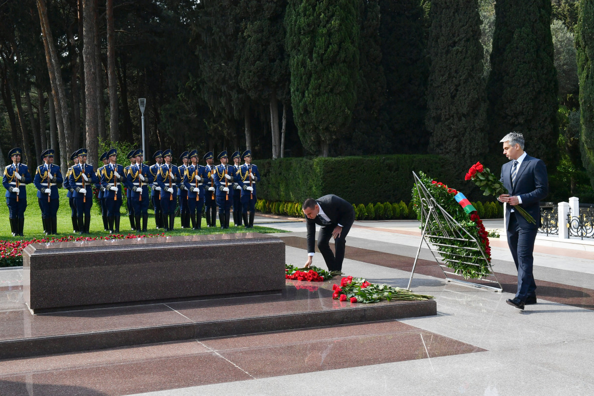 Президент, первая леди и члены семьи посетили могилу великого лидера Гейдара Алиева