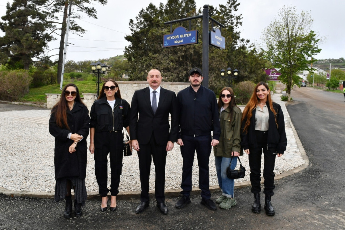 Президент принял участие в открытии вывесок на пересечении улиц Гейдара Алиева и 8 Ноября в Шуше