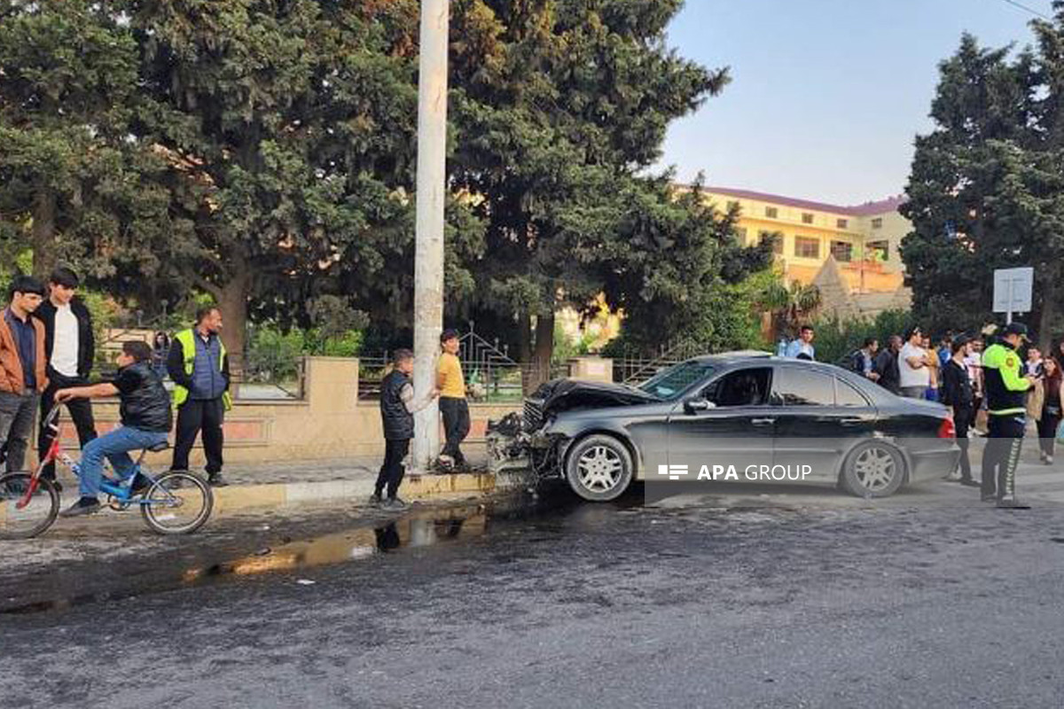 Abşeronda avtomobil işıq dirəyinə çırpılıb - FOTO 