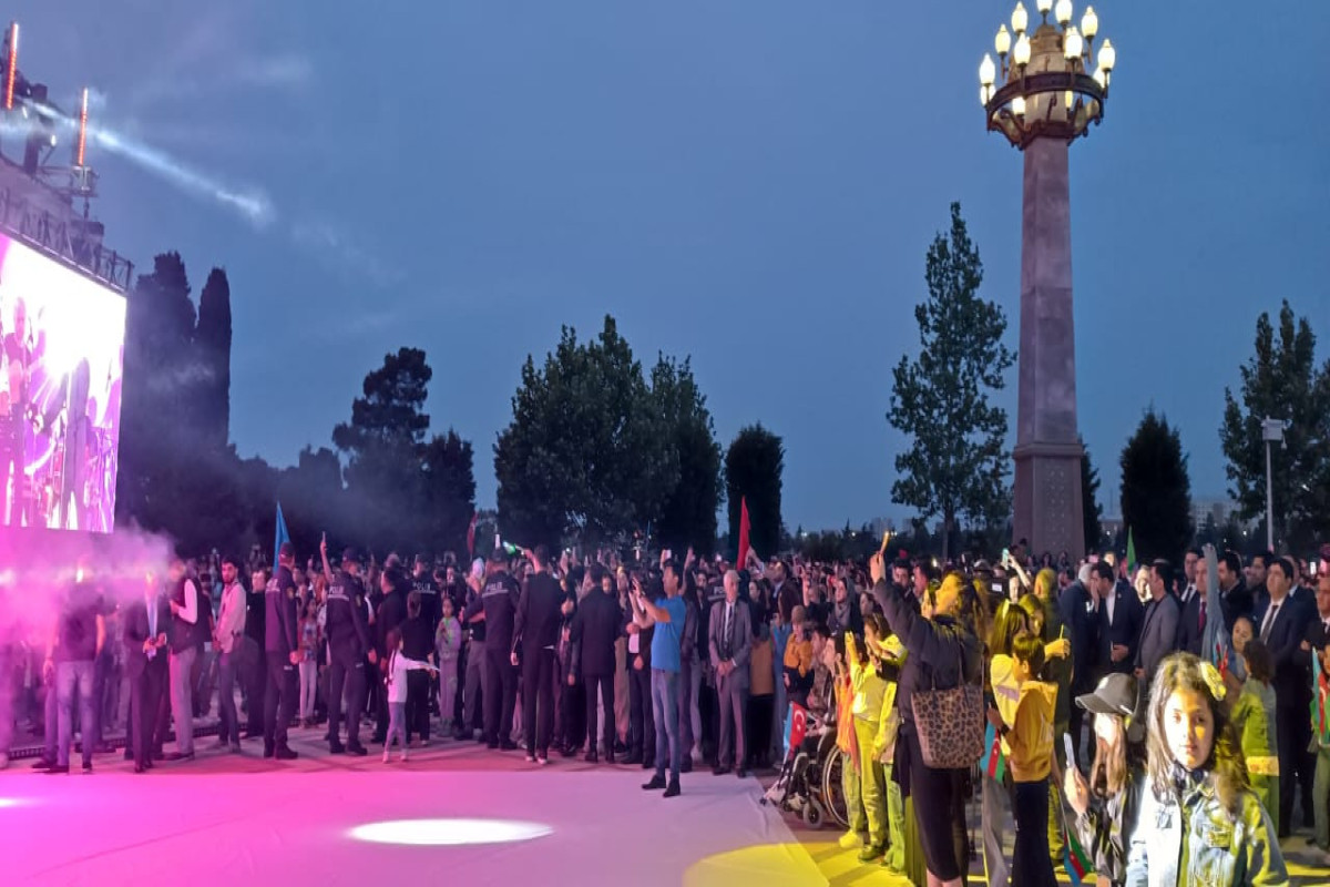Gəncədə Heydər Əliyevin 100 illiyi ilə bağlı atəşfəşanlıq olub - FOTO 