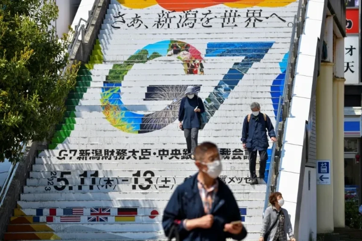 G-7 finance chiefs set to talk bank risks, debt impasse