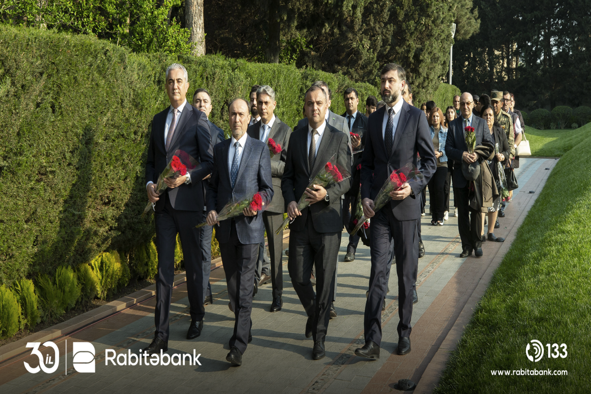 Rabitəbank rəhbərliyi Heydər Əliyevin məzarını ziyarət edib