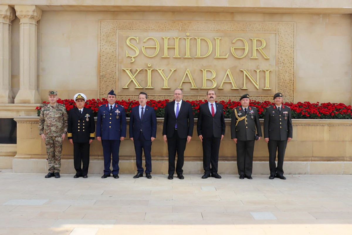 Rector of Turkish National Defense University observed commandos' performance-PHOTO 