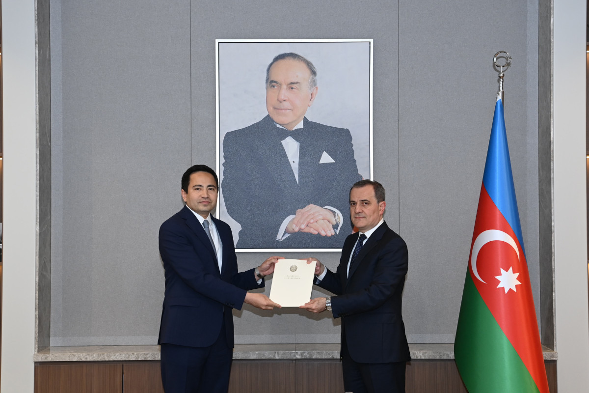 Новый посол Казахстана вручил копию верительных грамот Джейхуну Байрамову