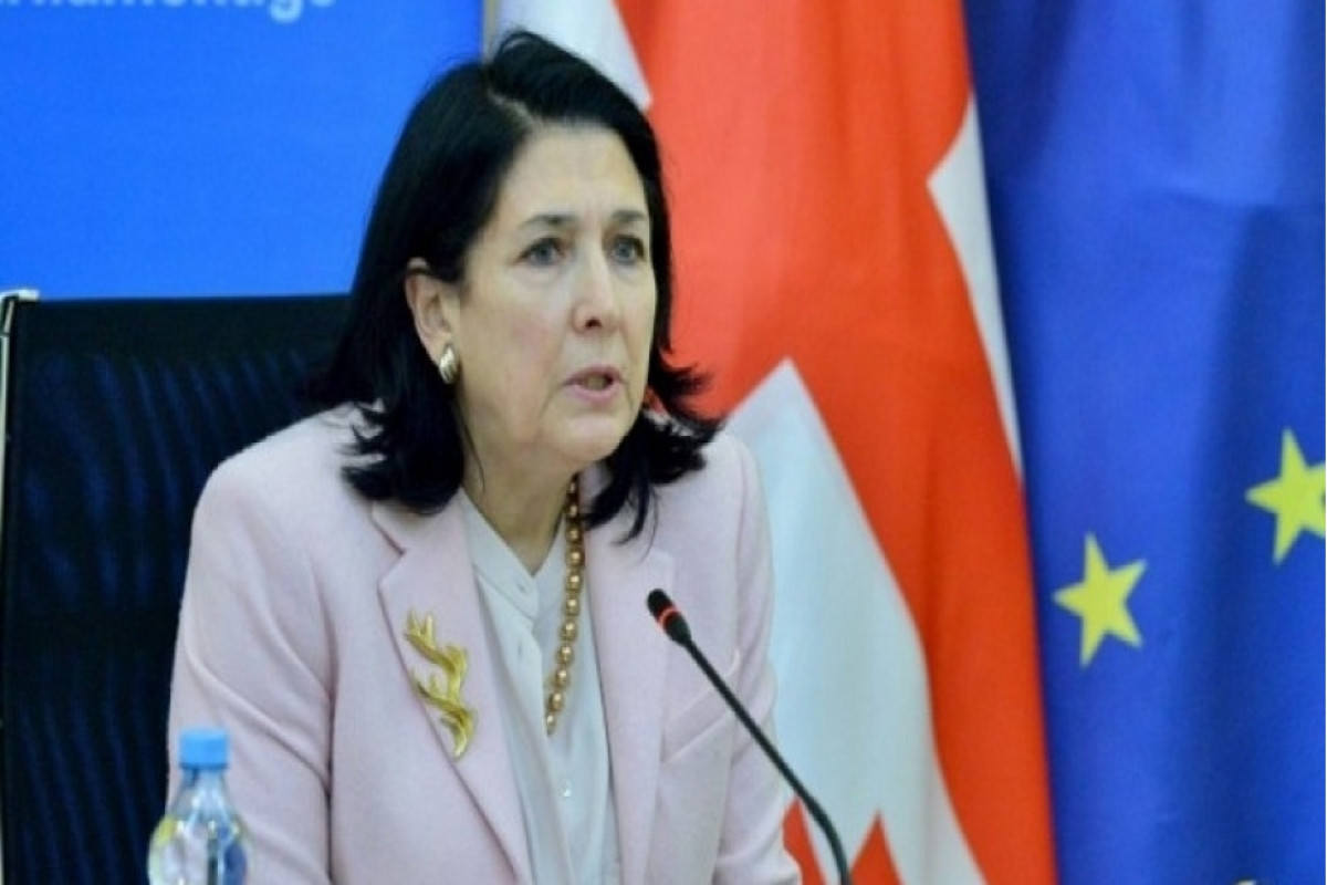 Zurabişvili Gürcüstan hakimiyyətini “Rusiyanın çaldığı havaya oynamaq”da ittiham edib