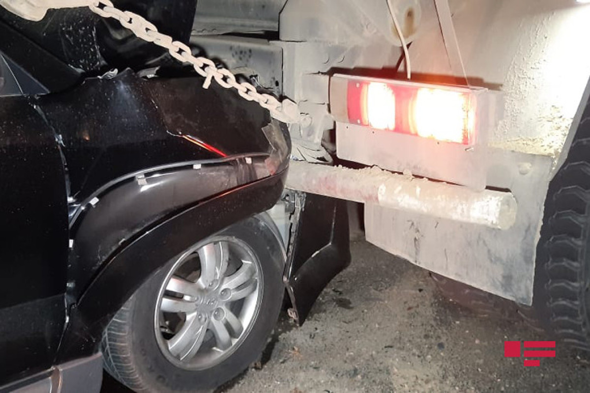 Qaxda avtomobil yük maşınına çırpılıb, sürücü xəsarət alıb