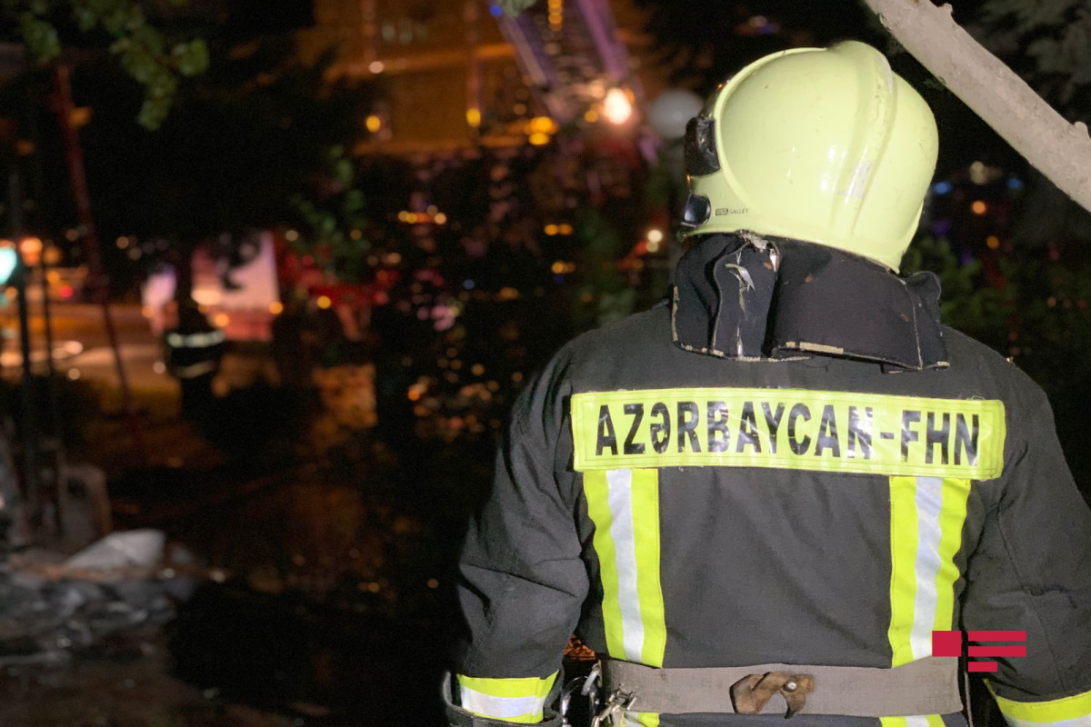 Bakıda yaşayış binasında yerləşən mağaza yanıb