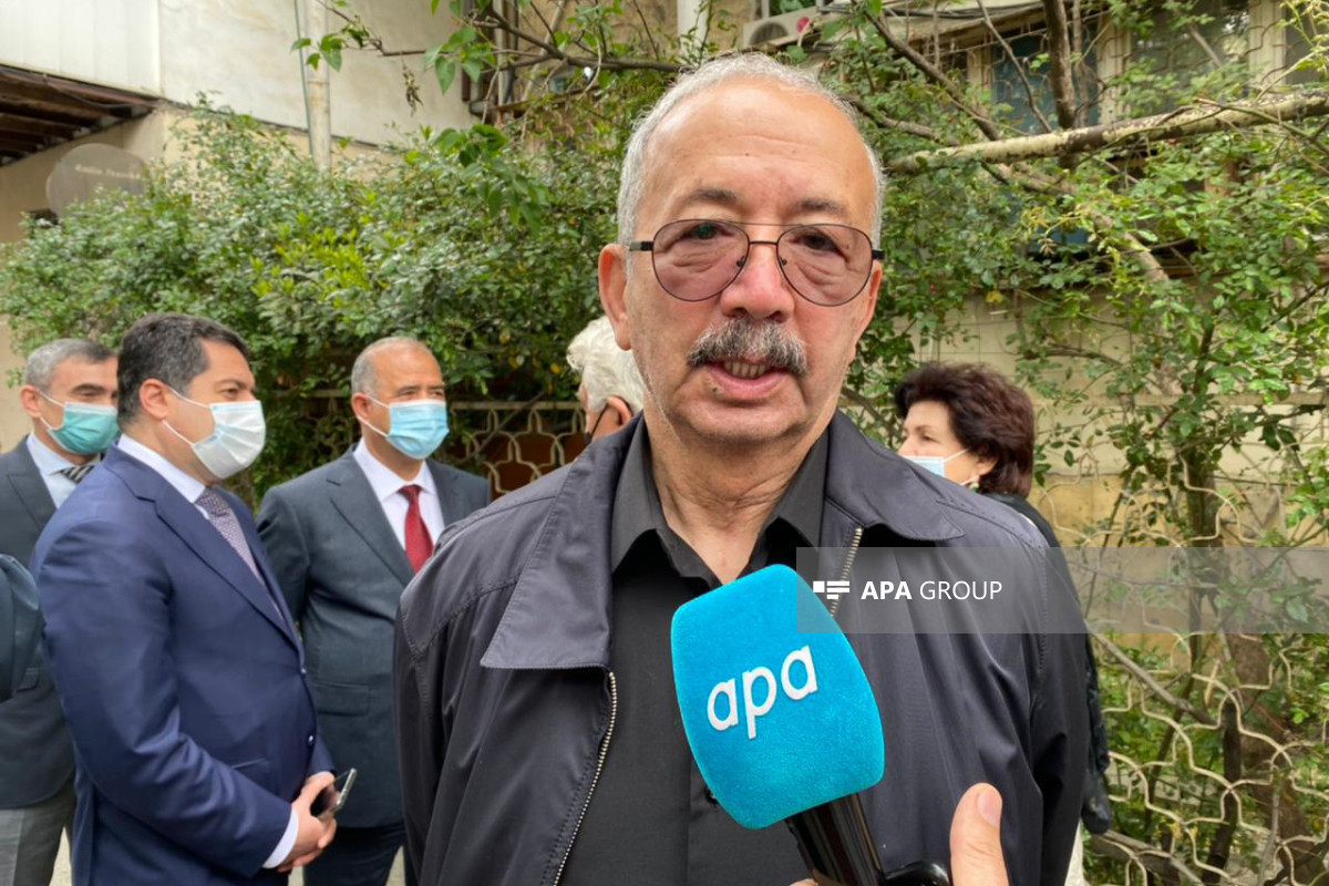 Mədəniyyət Nazirliyinin rəsmisi Elxan Qasımovun həkimi ilə görüşüb