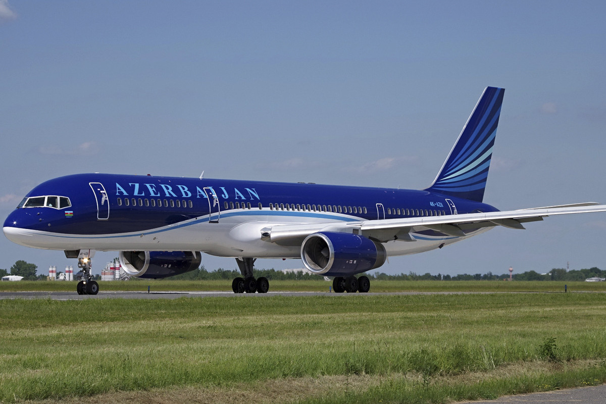 Самолет рейса Нахчыван-Баку вернулся в пункт вылета