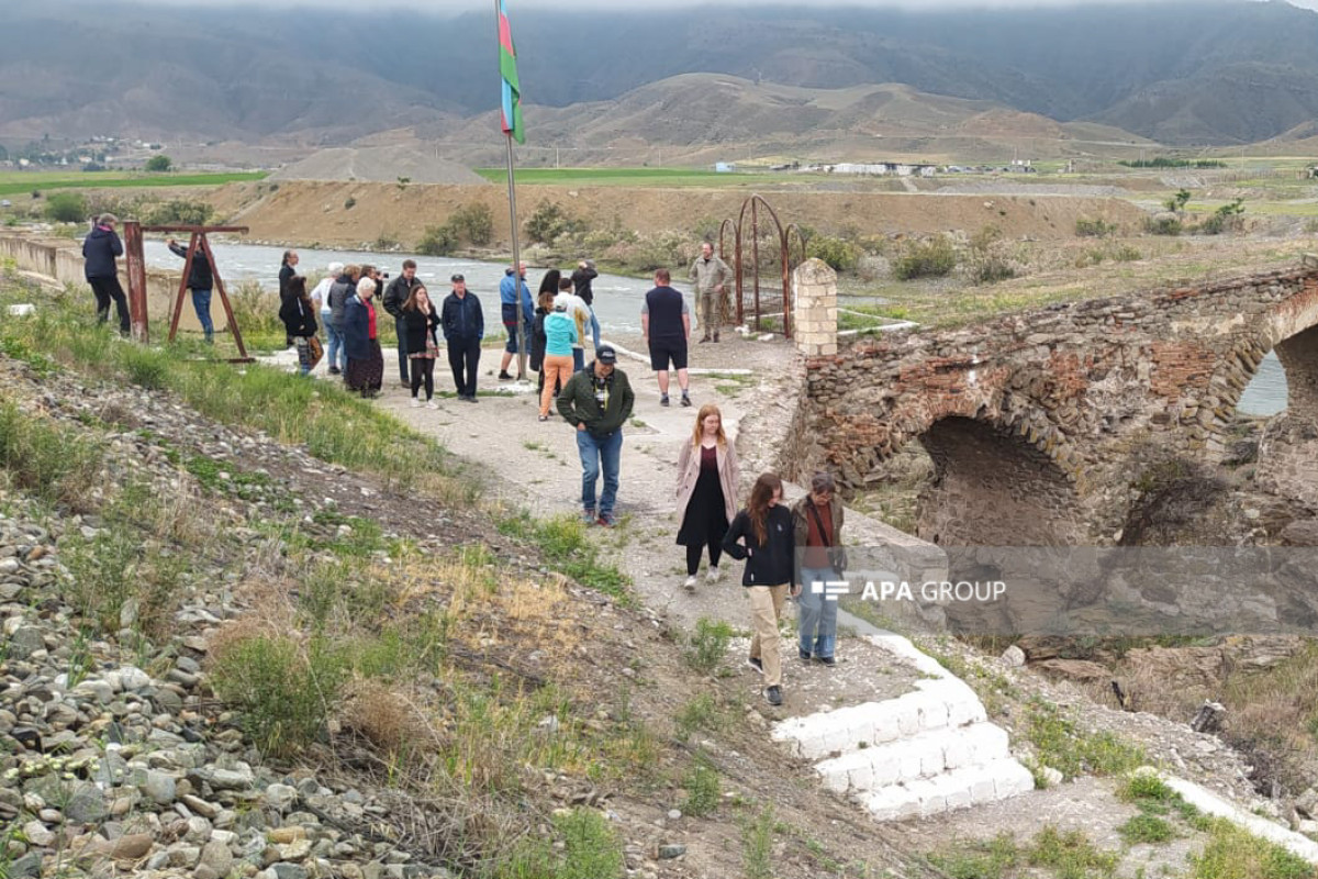 İsveçli beynəlxalq səyahətçilər Xudafərin körpüsünü ziyarət edib - FOTO 