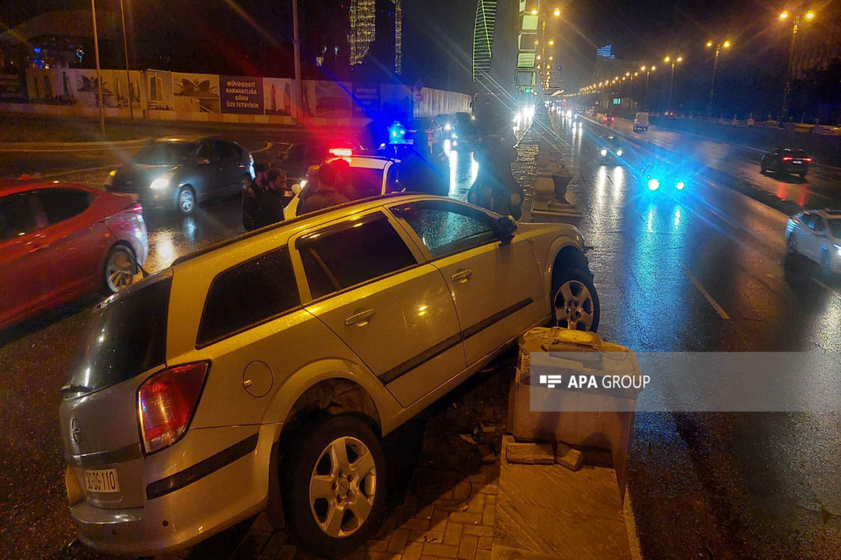 Bakıda avtomobil beton səkiyə çırpılıb - FOTO