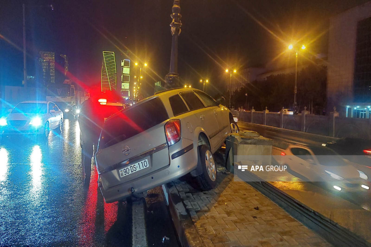 Bakıda avtomobil beton səkiyə çırpılıb - FOTO