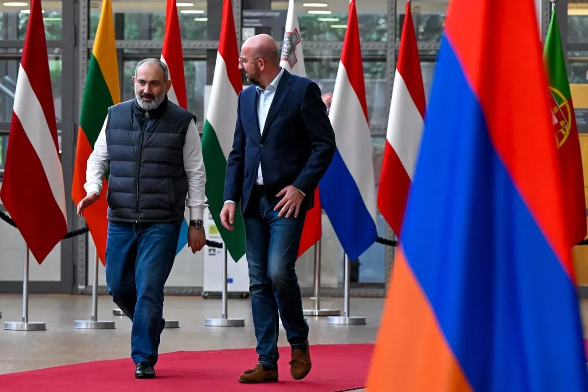 Paşinyan və Şarl Mişel qeyri-rəsmi görüş keçirib