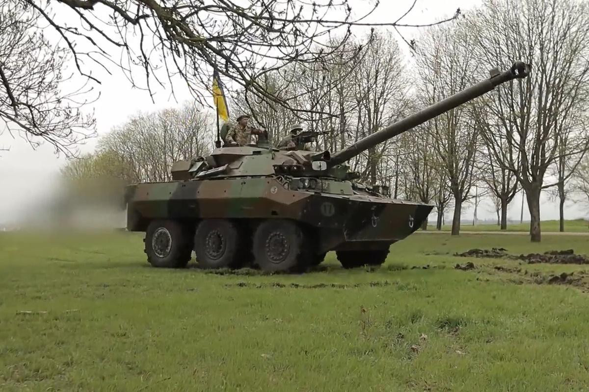 Франция передаст Украине десятки бронемашин и легкие танки