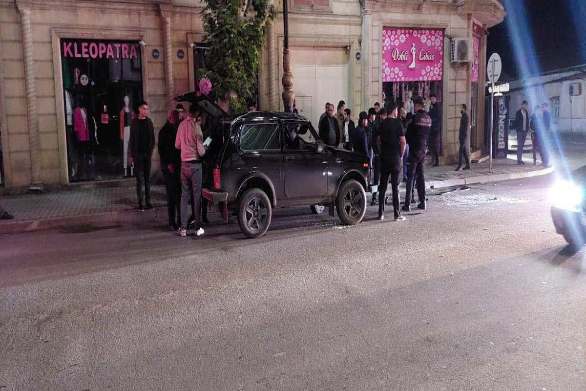 Gəncədə iki minik avtomobili toqquşub, biri aşıb - FOTO 